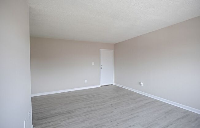 Lovely 2 BR/1 BA Top-Floor Condo in Congress Heights!