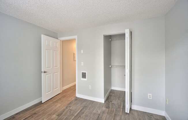 The Goose Aloha, Oregon Bedroom with Closet