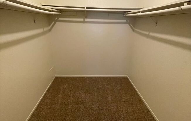 2 beds, 1 bath, 993 sqft, $1,595, Unit 13-18