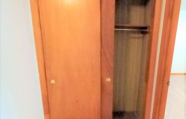 2 beds, 1 bath, 903 sqft, $1,340, Unit J-10