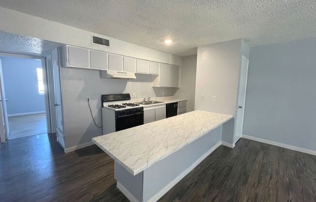 2 beds, 1 bath, 784 sqft, $840, Unit 121E