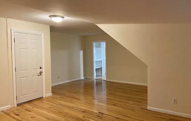 2 beds, 1 bath, $2,600, Unit 3