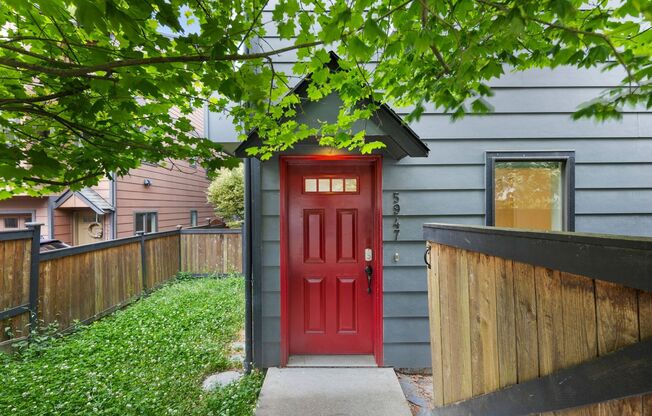 West Seattle - Large Bright 2 Bedroom 1.75 bath Delridge Townhouse