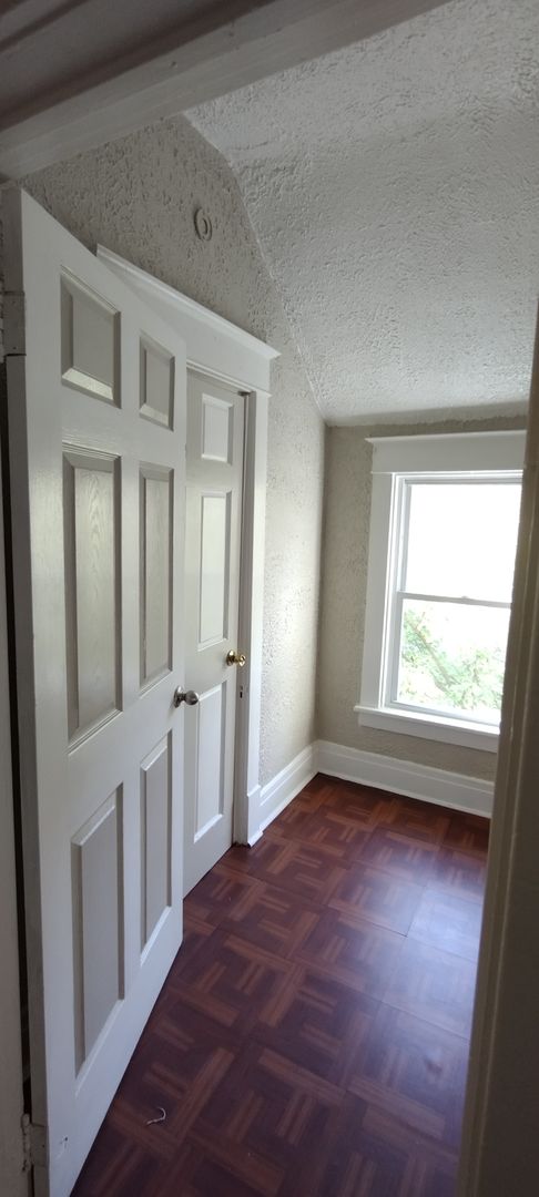 3 beds, 1 bath, $1,400, Unit 3