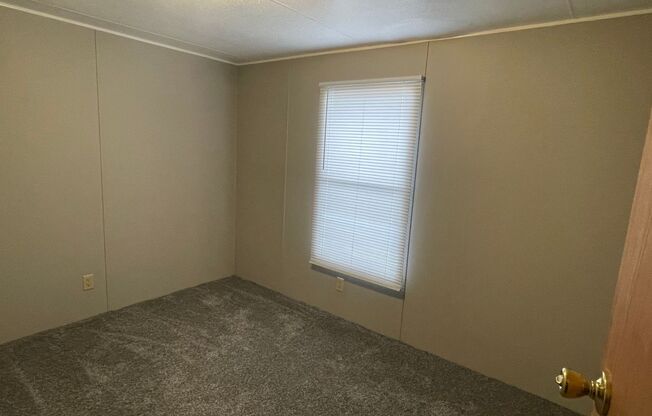 3 beds, 1 bath, $850, Unit 12