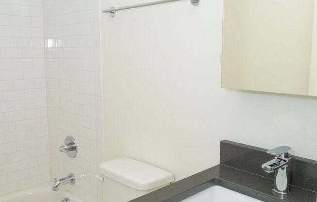 2 beds, 1 bath, 679 sqft, $2,150, Unit 69-19