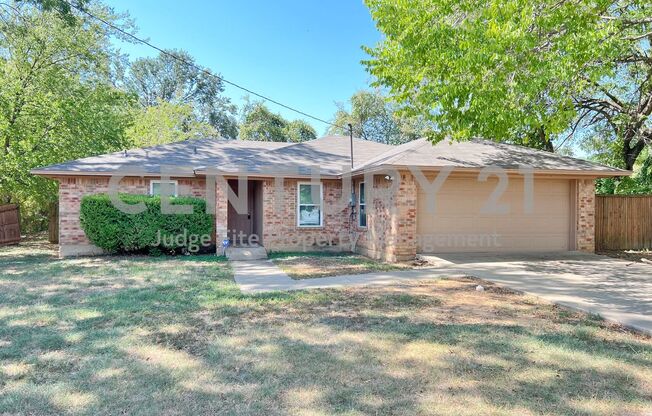 Charming 3/2/2 in Lake Dallas For Rent!