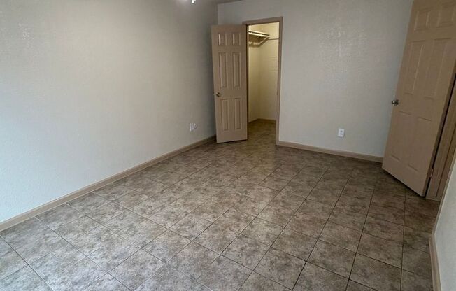 2 beds, 1 bath, 812 sqft, $1,085, Unit 1611