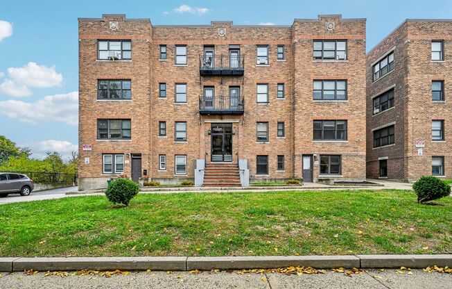 1 bed, 1 bath, $2,400, Unit 5S-7