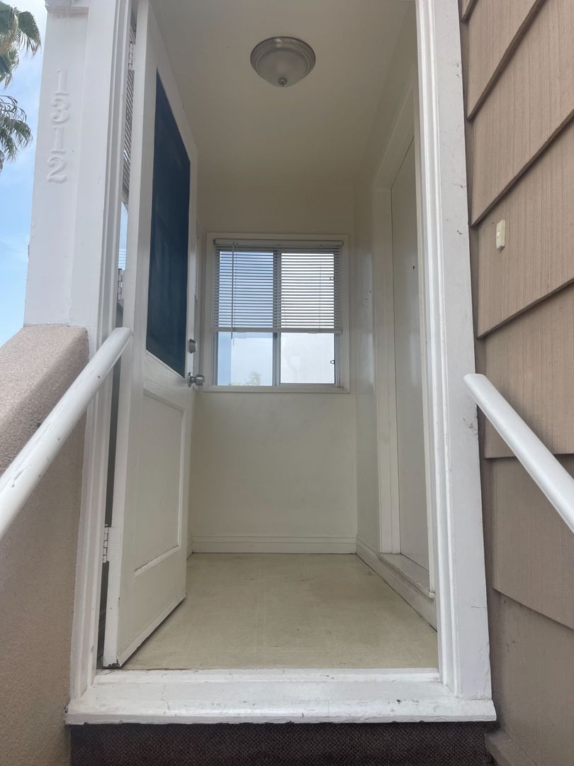 Pacific Beach / Large 1-Bedroom! Private Patio, Hardwood Floors, Parking & Pet Friendly!