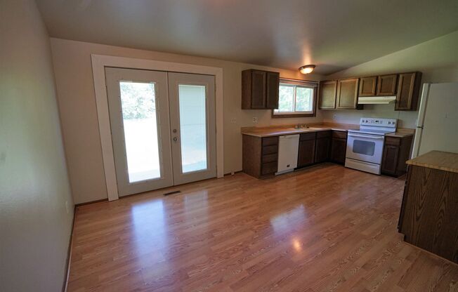 2 beds, 1 bath, $1,595