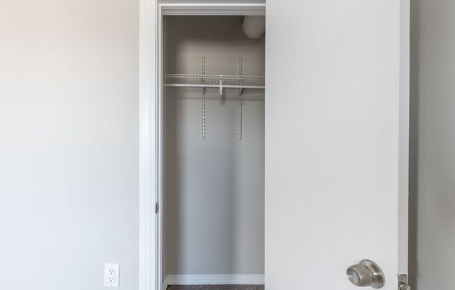 3 beds, 1 bath, 1,000 sqft, $1,995, Unit 1422-E