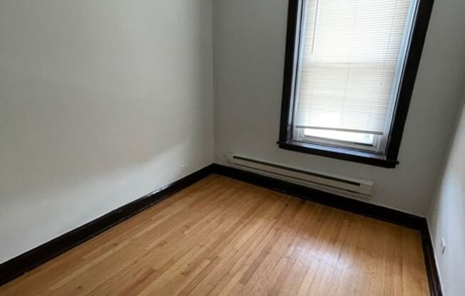 1 Bedroom in Lakeview! Modern kitchen