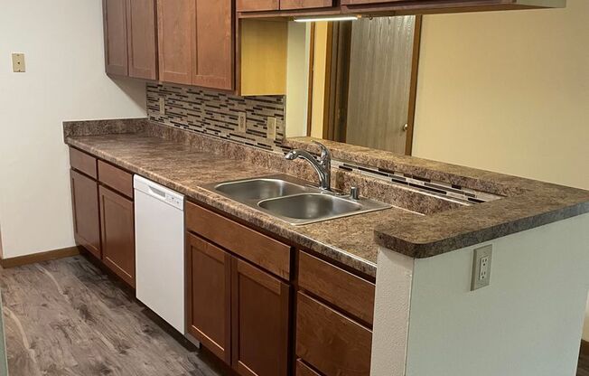 3 beds, 1 bath, 1,040 sqft, $1,695, Unit 3172-303