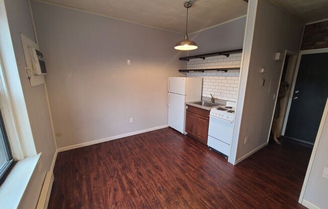 Studio, 1 bath, $850, Unit #206