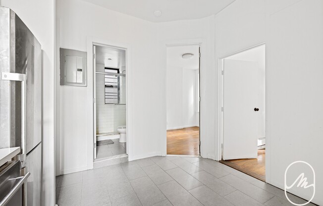 454 W 22 ST
