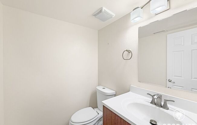 Modern 3BD/1.5BA Townhome in Tierrasanta with Kitchen Island, Private Yard, Pool & Tennis Court