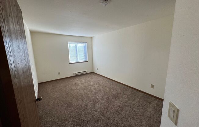 3 beds, 1 bath, 1,040 sqft, $1,695, Unit 3164-304