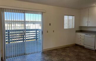 3 beds, 2 baths, $2,400, Unit 22