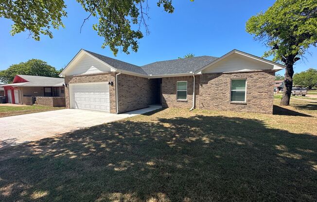 Beautiful 3Bed 1.5 Bath 2 Car Garage In Del City Schools!!!