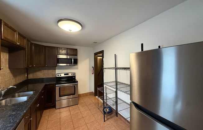 6 beds, 2 baths, 1,600 sqft, $2,000, Unit Unit 3