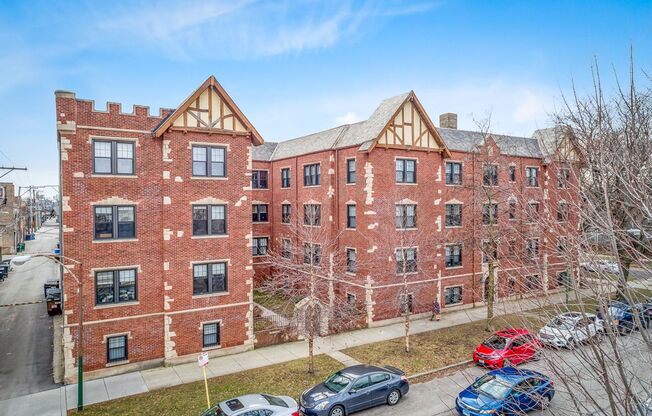 3 beds, 2 baths, 1,270 sqft, $3,700, Unit 1821L-1