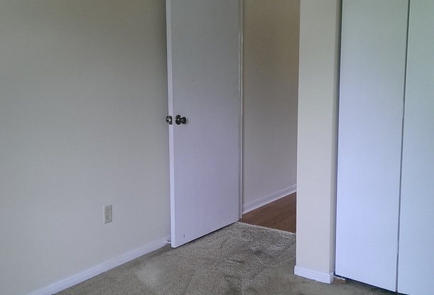 2 beds, 1 bath, $690, Unit 21