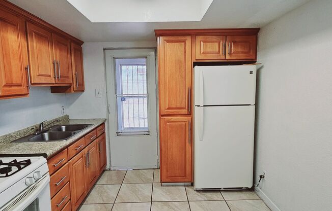 2 beds, 1 bath, $1,100