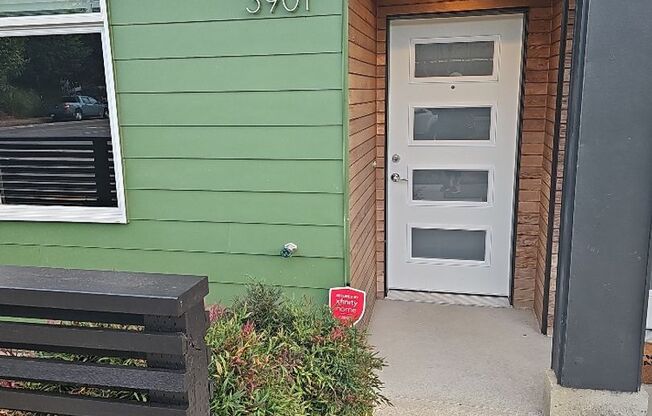 West Seattle townhome - 3 bedroom 3.5 bathroom, Roof top Patio area - Available August 1st!