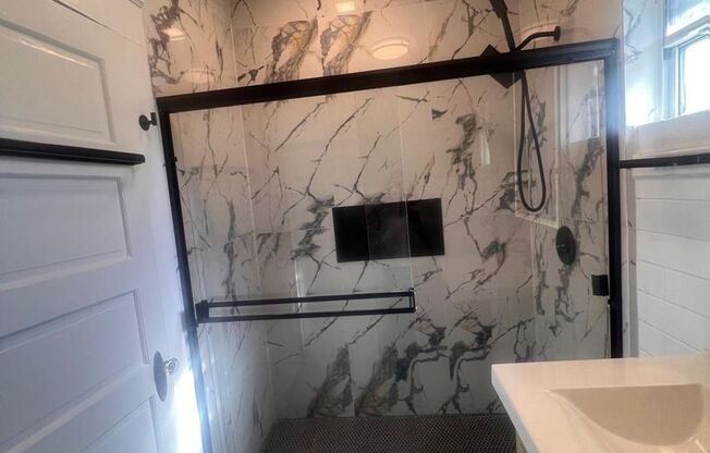 Beautiful 2 bedrooms 2 full baths house in Golden Hills area