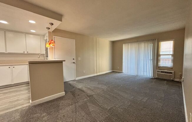 Mission Valley-Beautifully Updated Condo-New Flooring, Balcony, Pool & More!