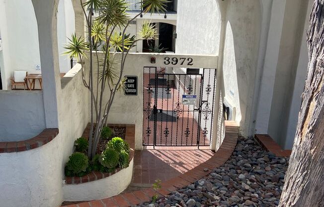 Beautiful one bedroom one bath unit in Mission Hills. Available Now!!!!