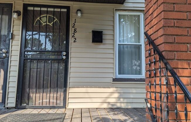 2 bedroom 1st floor flat Detroit Central area