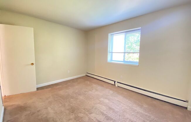 2 beds, 1 bath, $1,400, Unit 207