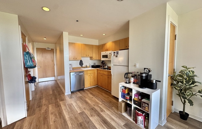 2 beds, 1 bath, 736 sqft, $3,700, Unit 6B