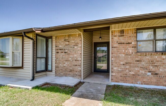 3 Bed 2 Bath 2 Car Garage Edmond Schools!