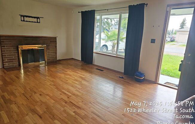 South Tacoma Rambler - 3 bedroom 1 bathroom plus Bonus room, Covered patio & Fenced yard. Available NOW!!