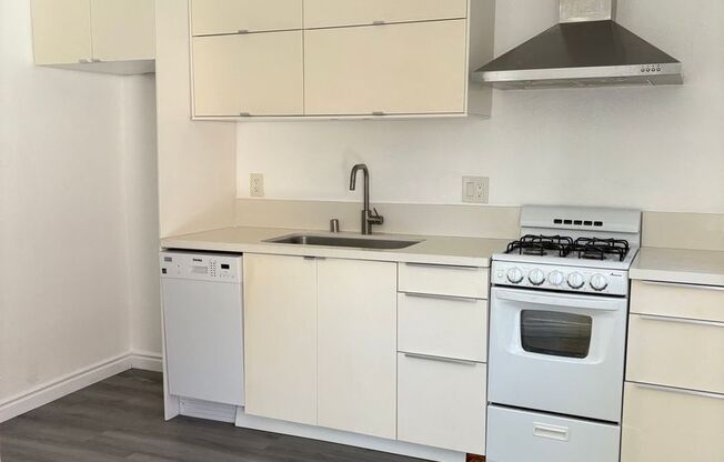 Studio, 1 bath, 400 sqft, $1,495, Unit 8B