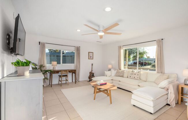 Beautifully Renovated 4-Bed Oasis with Pool Near ASU!