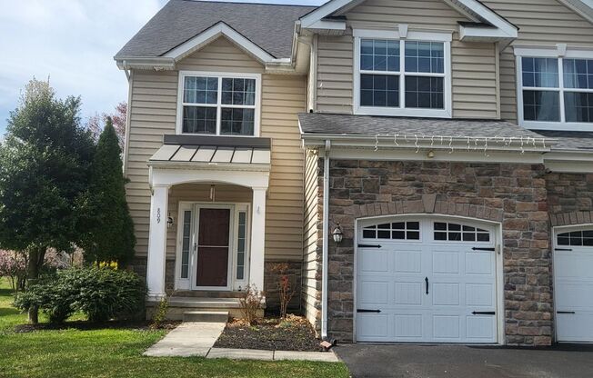 End unit townhome in Newark - 4 bedrooms, 3.5 bathrooms with finished basement and bonus room