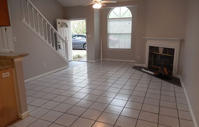 NICE 3/2 w/ Fireplace, Washer/Dryer, Vaulted Ceilings, & Walk In Closets! $1395/month Avail September 1st!