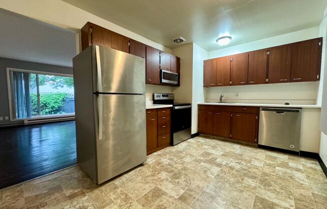 Reed Neighborhood Gem~ Great Natural Light~ Fenced Front Patio~ Onsite Laundry~ Off Street parking~ Pets Welcome