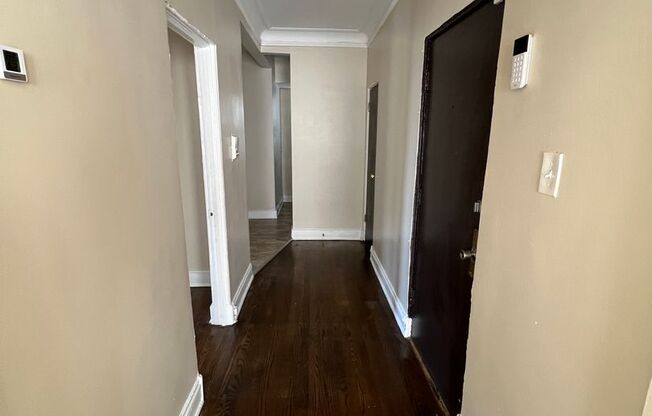 2 beds, 1 bath, $1,300, Unit 8058-1