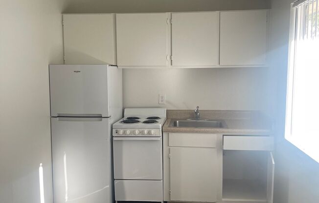 Studio, 1 bath, 400 sqft, $732, Unit 215-2