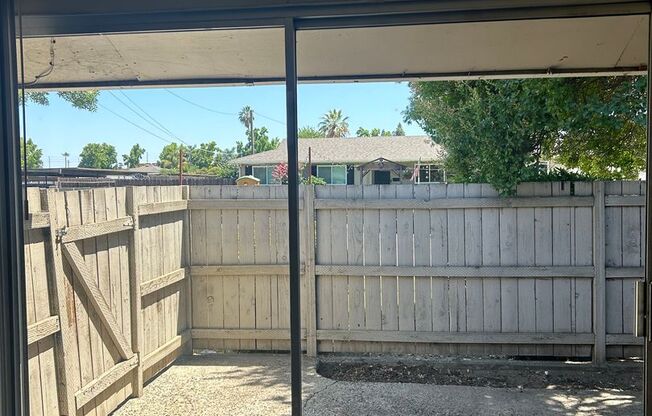 2 beds, 1 bath, 888 sqft, $1,825