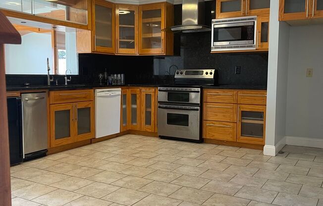 KEMPSVILLE LAKEFRONT TOWNHOUSE FOR RENT!