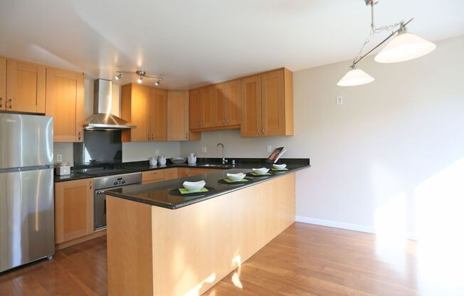 2 beds, 1 bath, $4,095, Unit A