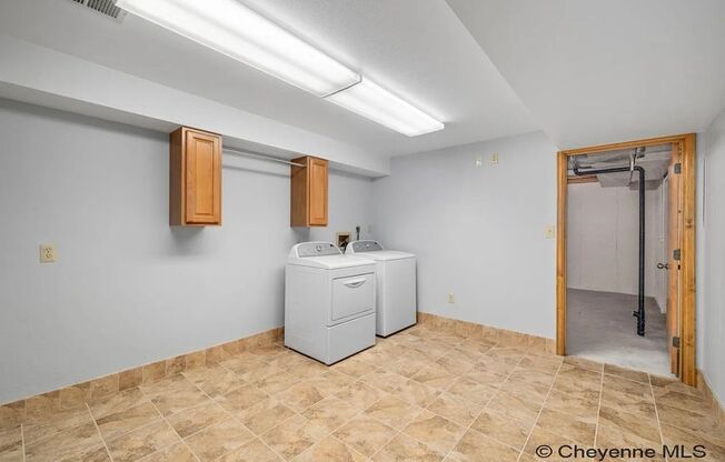 3 BEDROOM, 2 BATHROOM TOWNHOME WITH 1 CAR ATTACHED GARAGE