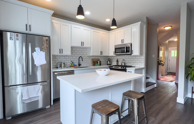 Beautiful 3 bedroom, 2.5 bath home in North Portland! Amazing Modern Kitchen and Great Natural Lighting!!