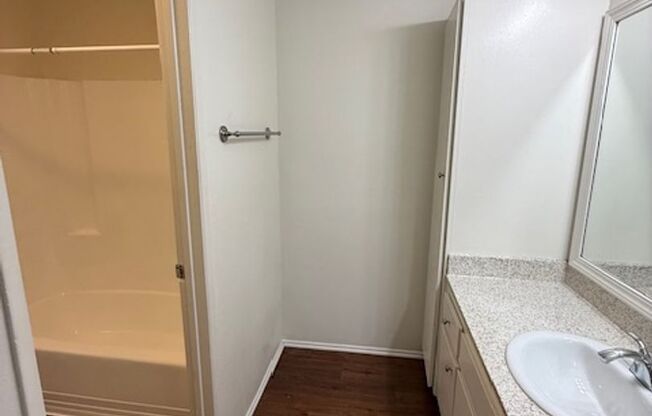 1 bed, 1 bath, 716 sqft, $2,100, Unit F006